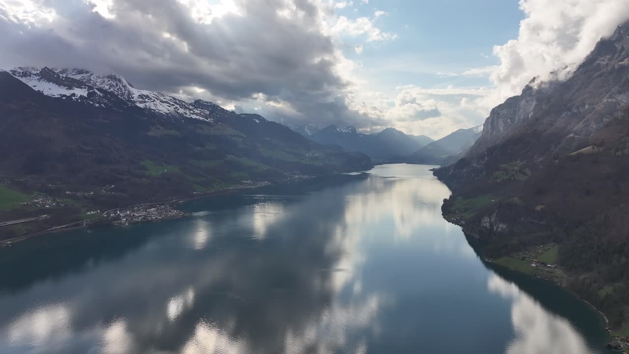 imágenes aéreas del pintoresco lago walensee en suiza, con cimas de montañas cubiertas de nieve que rodean el lago