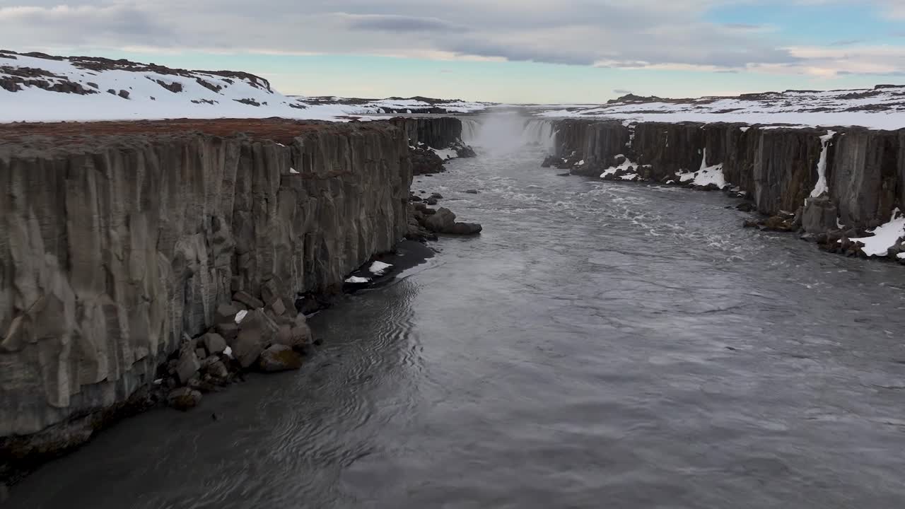 드론이 아이슬란드의 티포스 강 폭포 위를 어렵지 않게 날아다니며 독특한 관점에서 정말 숨막히는 광경을 포착합니다.
