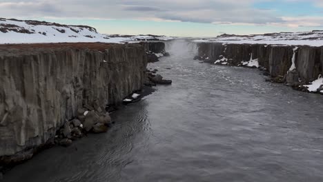 un dron se desliza sin esfuerzo sobre el río de dettifoss cascada en islandia, capturando una vista verdaderamente impresionante desde una perspectiva única