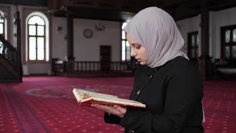 Muslimisches-Mädchen-Liest-Koran