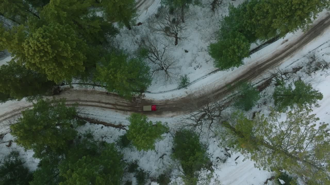 vista superior de un coche turístico parado en un camino del valle de shogran en pakistán