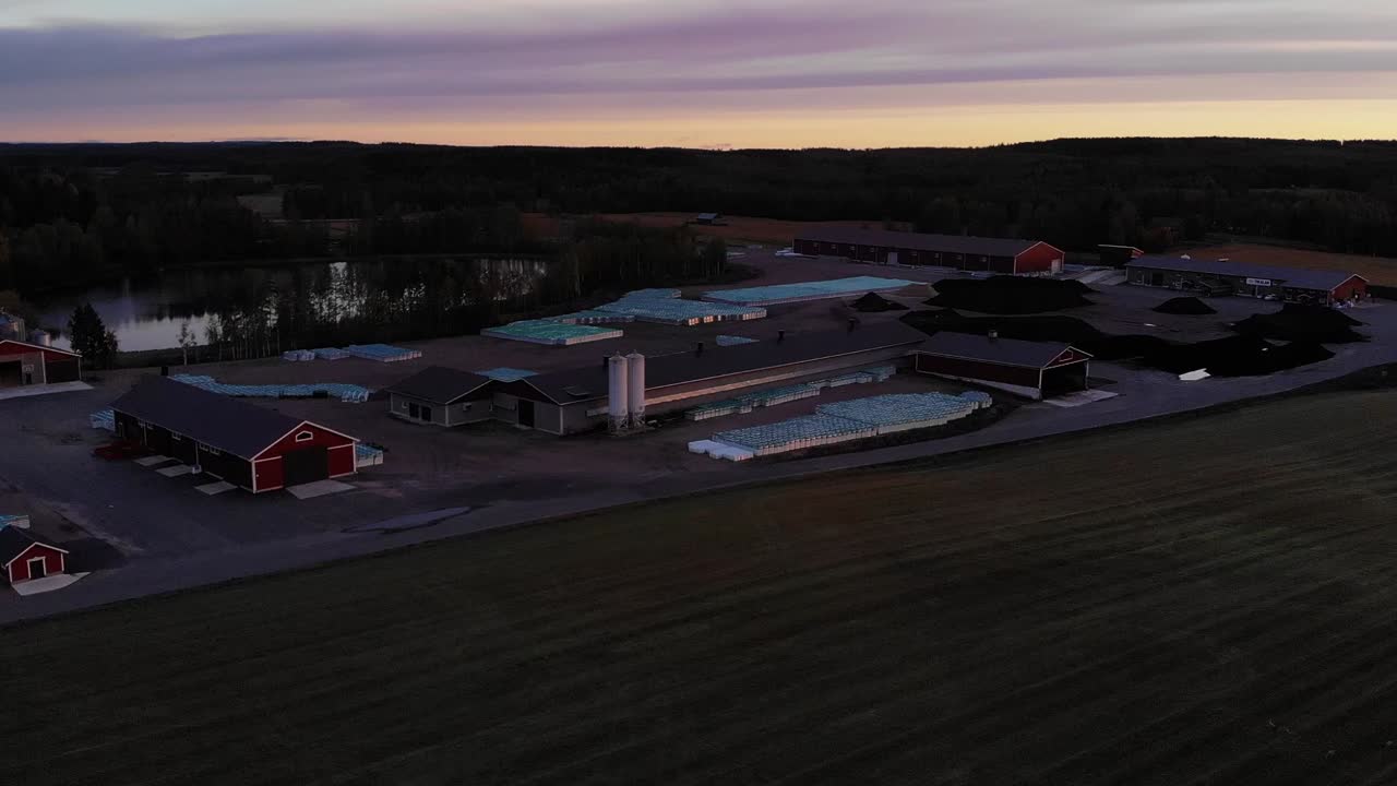 Rød fjerkræsfarm i Finland ved en meget smuk solnedgang.