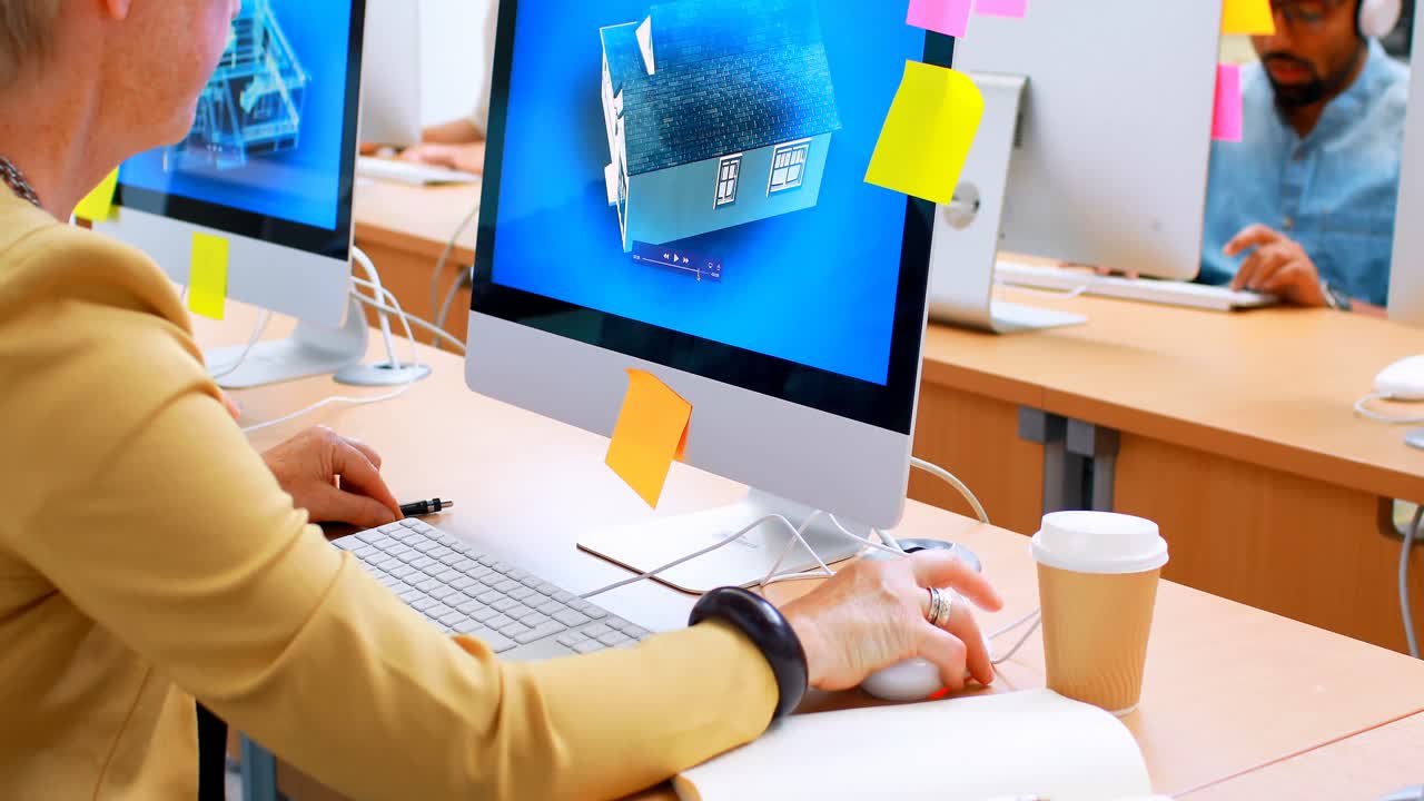 ejecutivo que utiliza una computadora de escritorio en el escritorio 4k