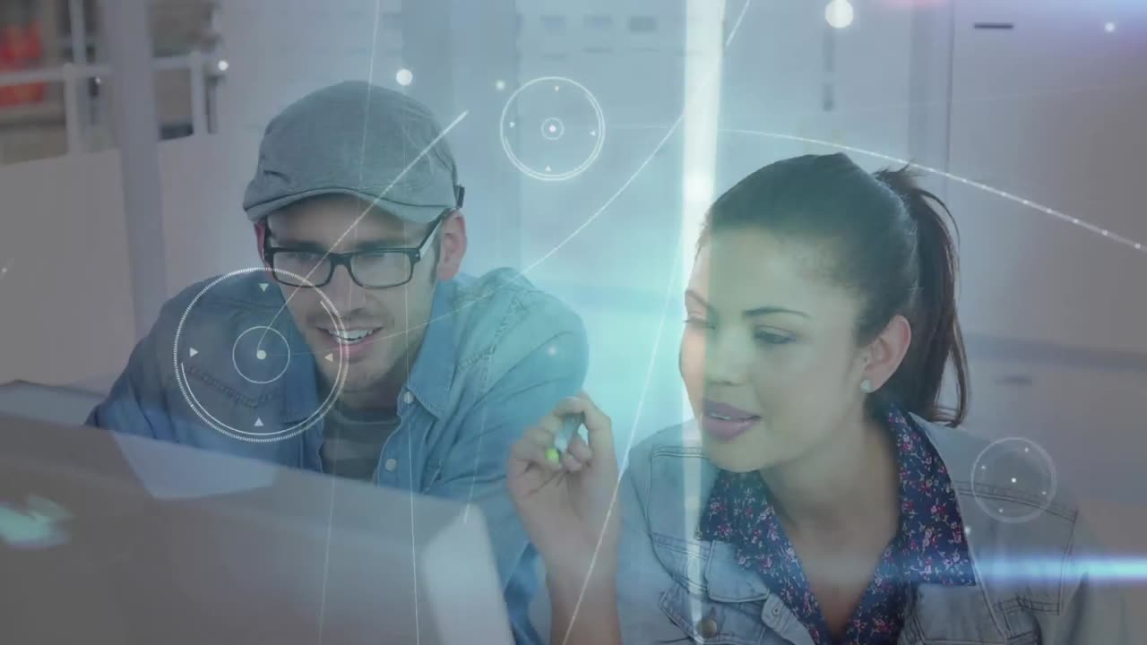 animación de dos personas usando una computadora a través de una red de conexión, las estadísticas se muestran en el fondo