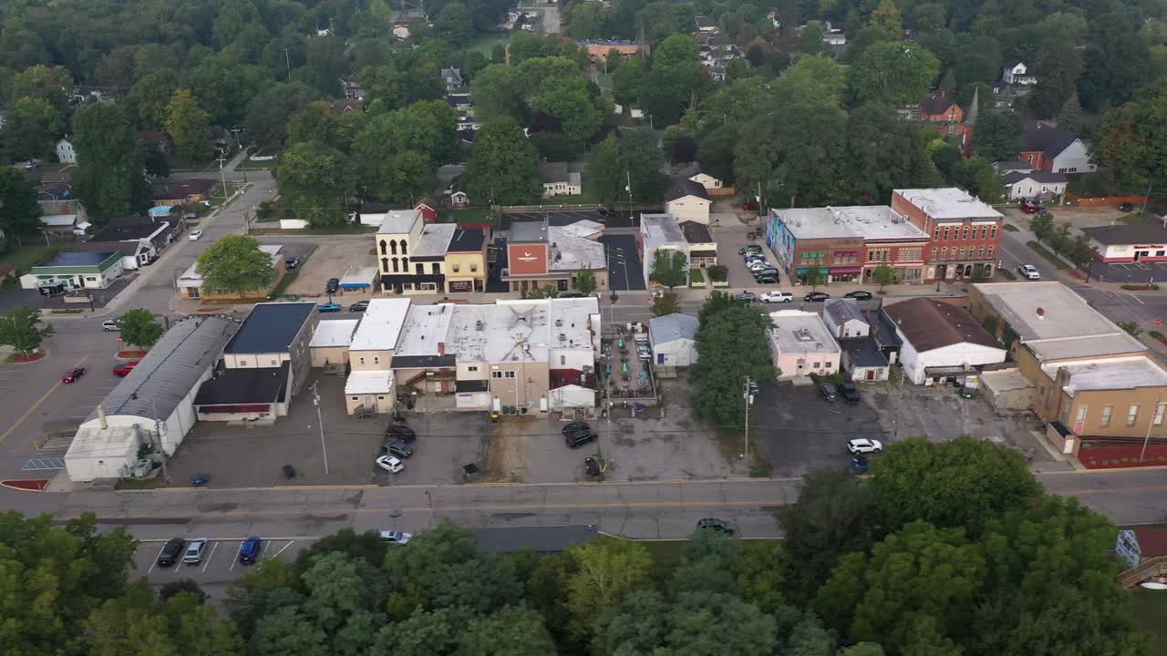 Imagem aérea 4K de Leslie, Michigan, plano de apresentação da esquerda para a direita.
