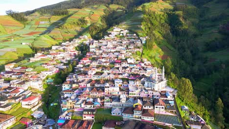 Vista-Aérea-Del-Paisaje-Rural-De-Nepal-Van-Java-Indonesia