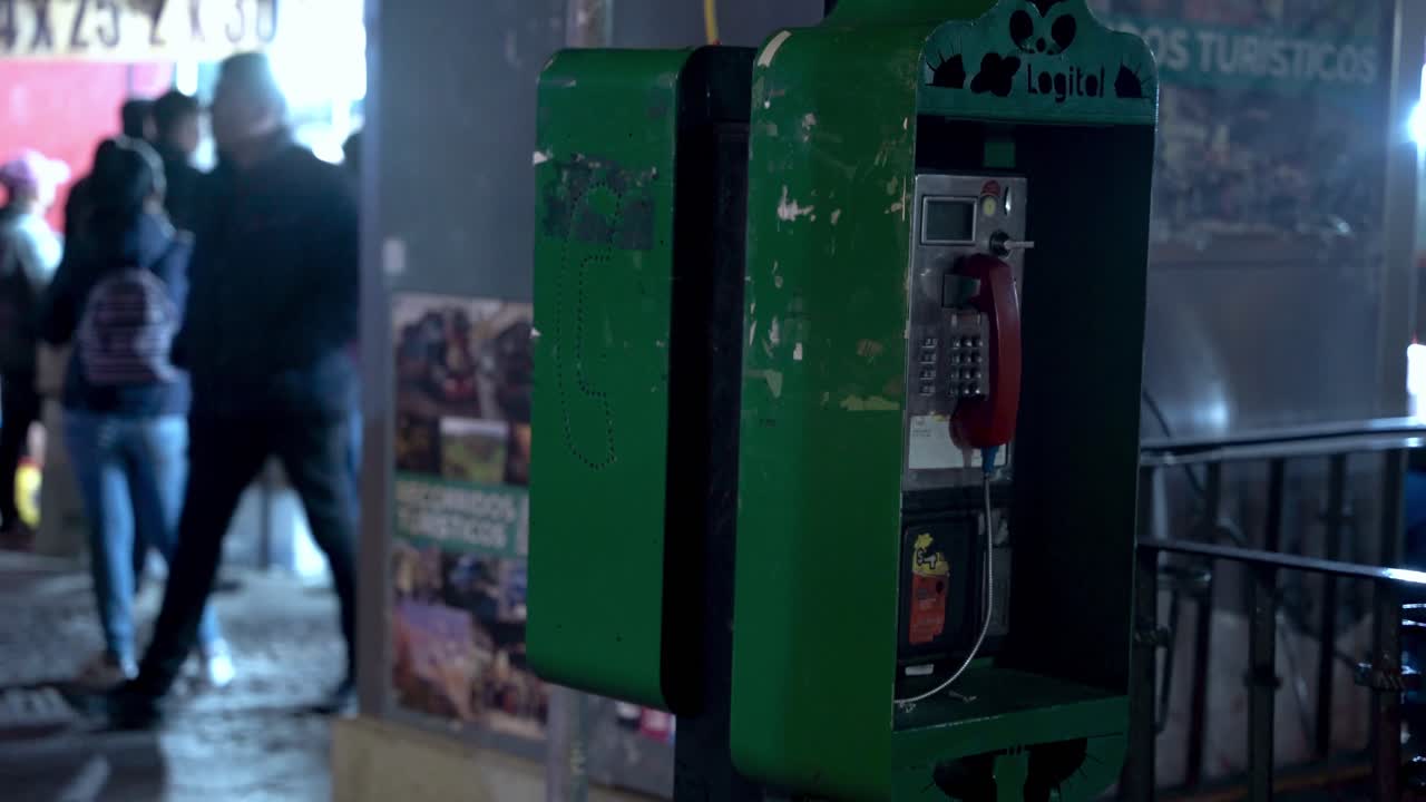 cabina telefónica vieja y desgastada