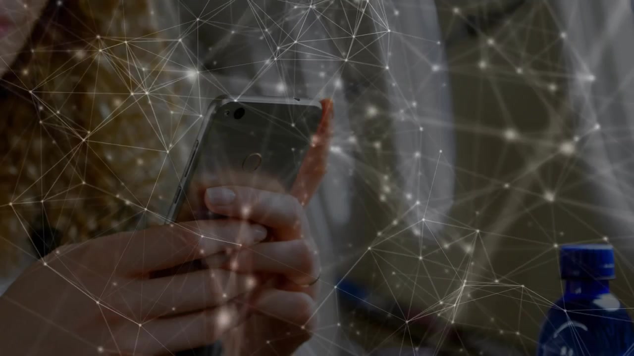 Mulher segurando smartphone e tocando na tela, ativando sobreposição de nós de rede enquanto visualiza dados do aplicativo.