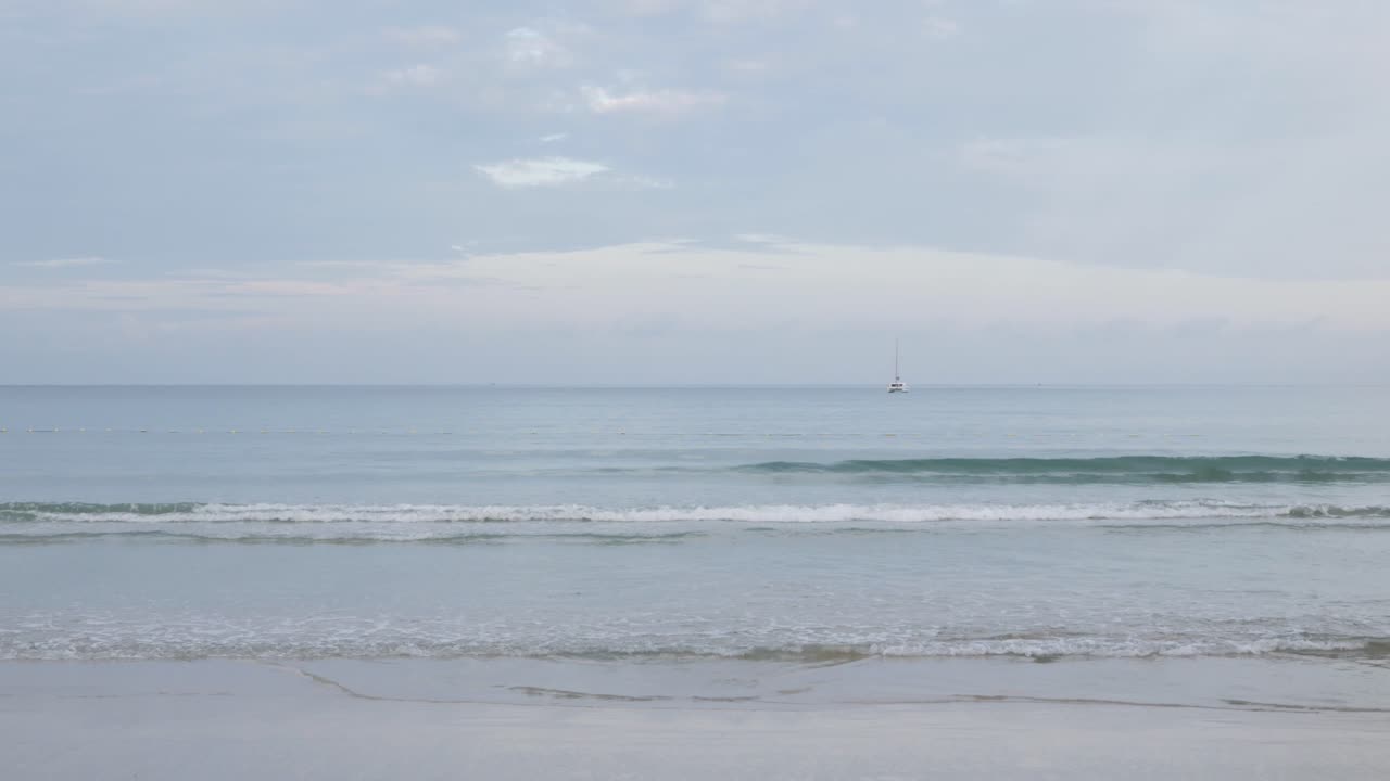 여름 햇살 낮에 평화로운 바다에서 하얀 모래와 잔잔한 파도가 있는 해변