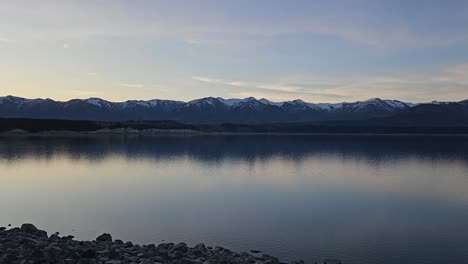 Tranquilo-Paisaje-De-Montaña-Al-Atardecer-En-El-Lago-Pukaki