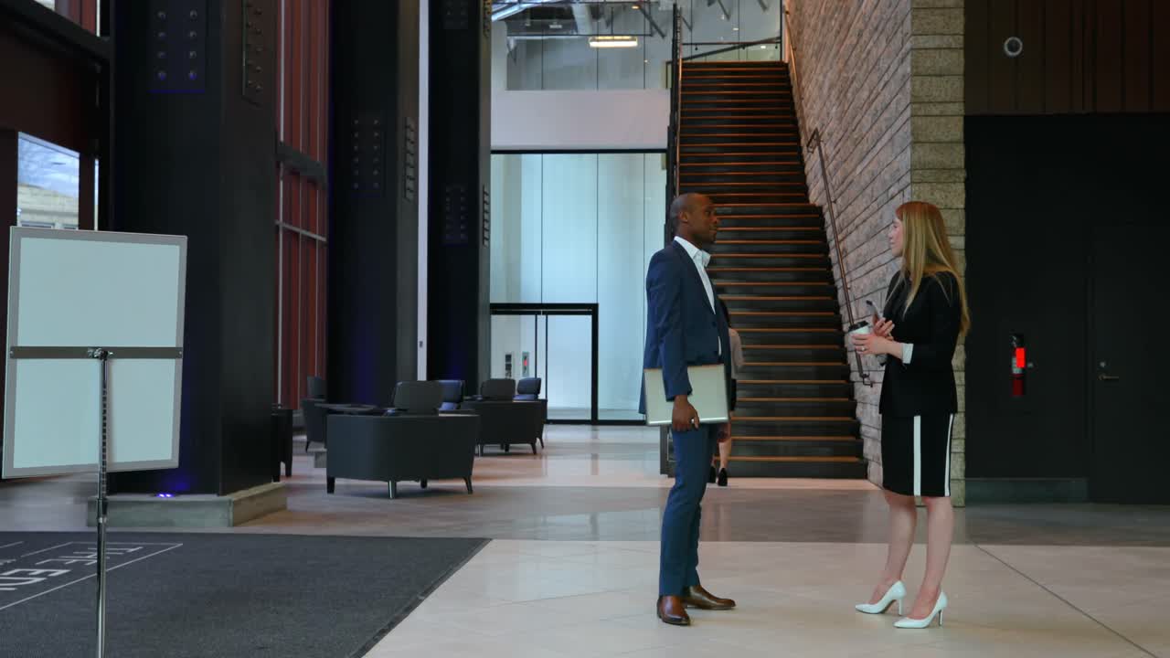 uomini d'affari che interagiscono tra loro in ufficio 4k