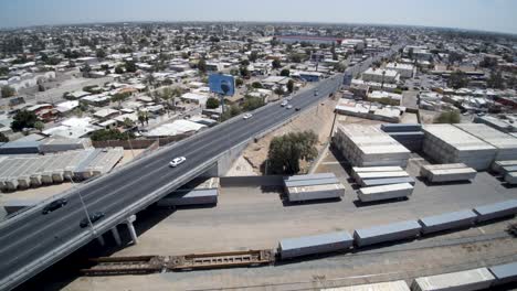 Luftaufnahme-Von-Einer-Drohne,-Die-Eine-Straßenbrücke-Zeigt,-Die-über-Bahngleise-Führt