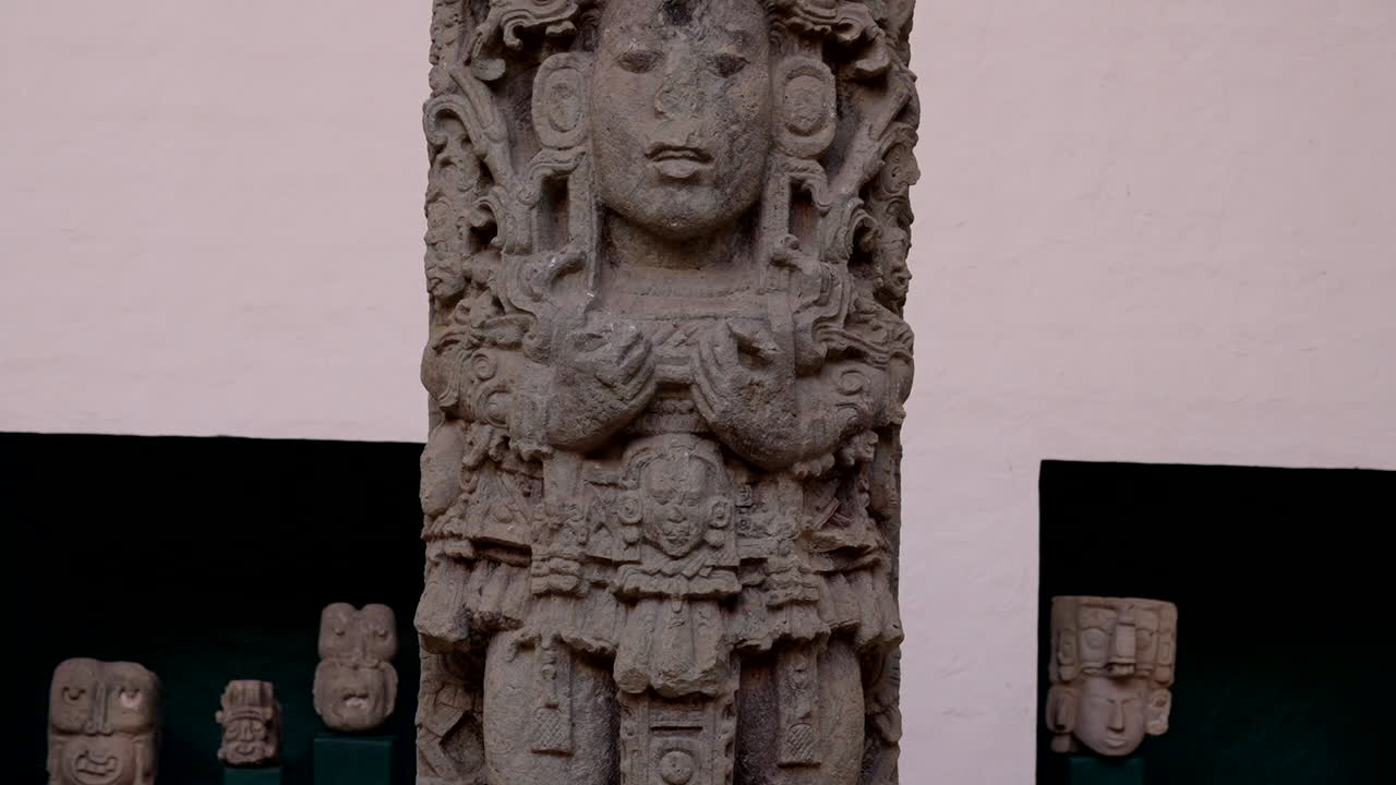 코판 (copan) 에서 매우 상세한 마야 모놀리트 (mayan monolith) 에 대한 기울기 운동