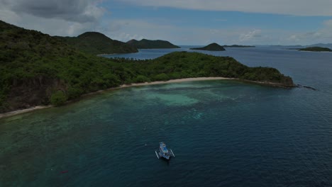 vista aérea de una isla tropical paradisíaca