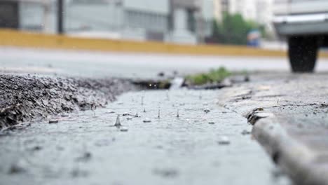 Cae-Lluvia-Sobre-La-Superficie-Del-Charco.-A-Nivel-Del-Suelo-Y-En-Cámara-Lenta