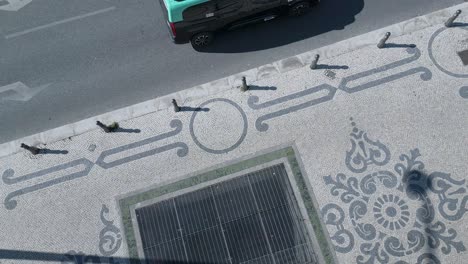 Vista-Aérea-De-La-órbita-Del-Pavimento-Portugués-O-Adoquines-En-La-Avenida-Da-Liberdade-En-Lisboa,-Portugal