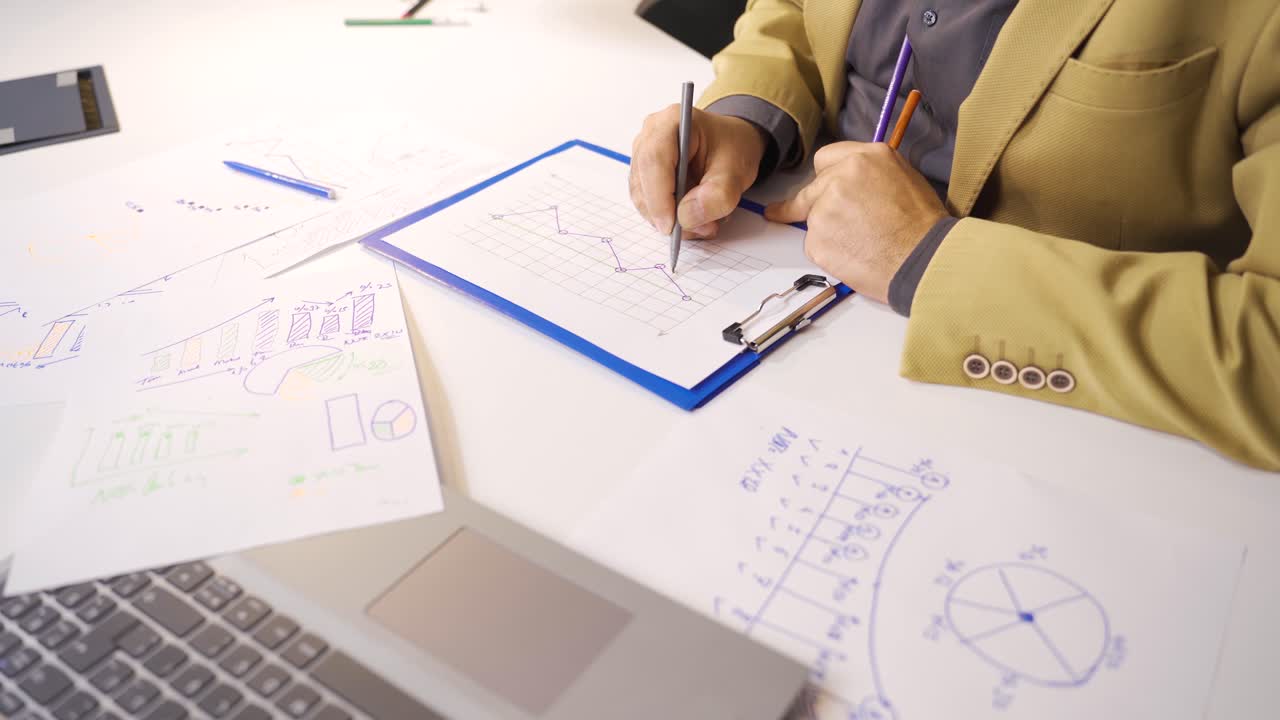 비즈니스맨이 회사의 매출 증가를 그래프로 나타내고 있습니다.