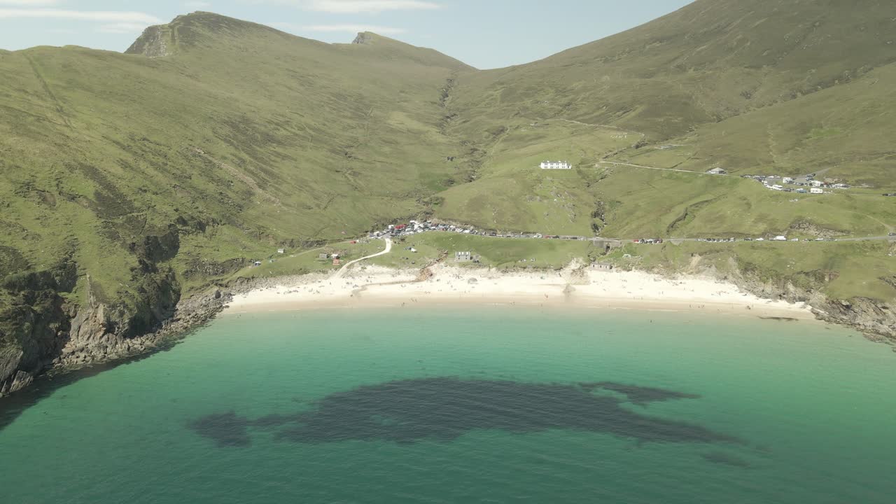 Playa Keem con arena blanca y aguas azules tranquilas del Océano Atlántico en la Isla Achill, Irlanda