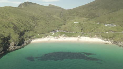 Keem-Beach-With-White-Sand-And-Calm-Blue-Waters-Of-Atlantic-Ocean-In-Achill-Island,-Ireland