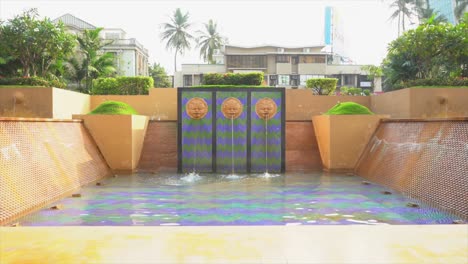 agua cayendo de la vista amplia de los ídolos