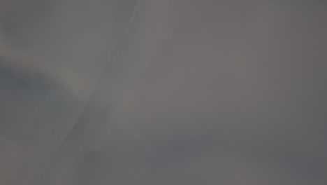 toma aérea de un grupo de personas caminando sobre una duna de arena en el valle de la muerte