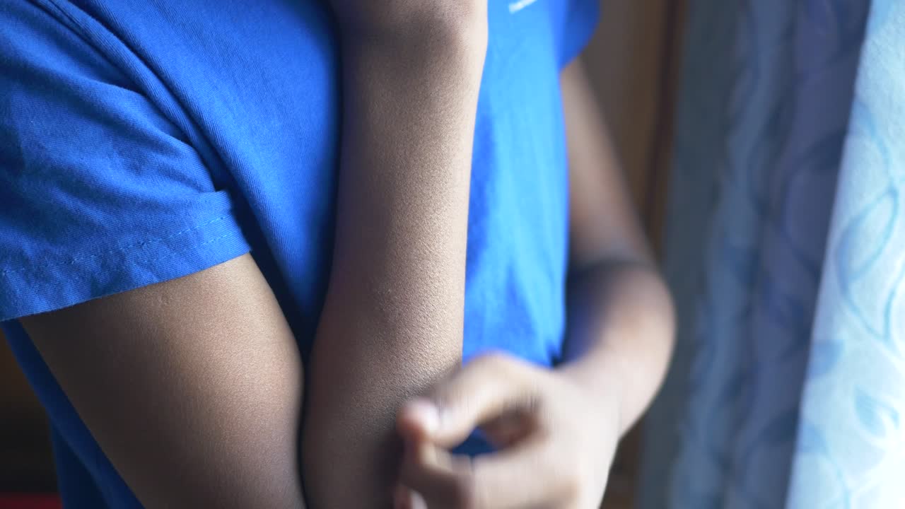 아이의 팔 가려움증