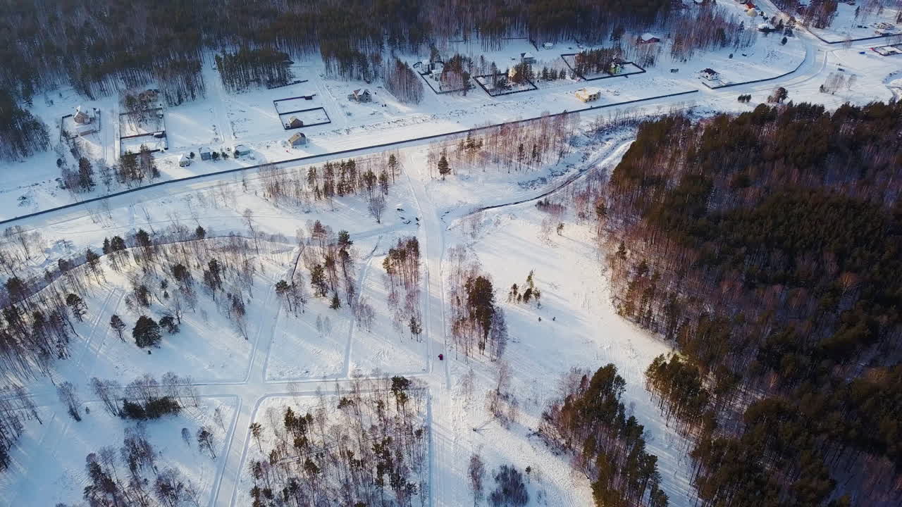 숲 과 집 들 이 있는 눈 인 교외 지역 의 겨울 공중 풍경