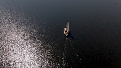 Alta-Antena-De-Velero-Tradicional-Navegando-Sobre-El-Mar