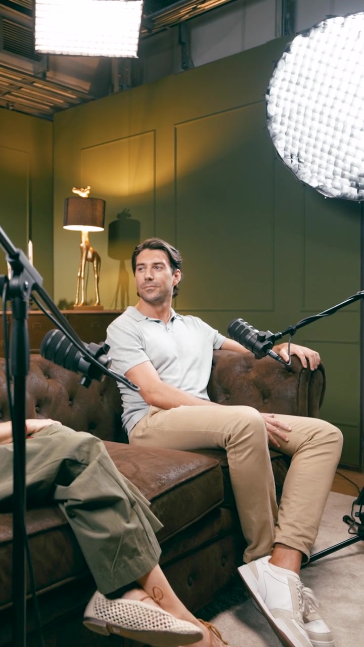 Uomo che partecipa a un'intervista podcast in uno studio