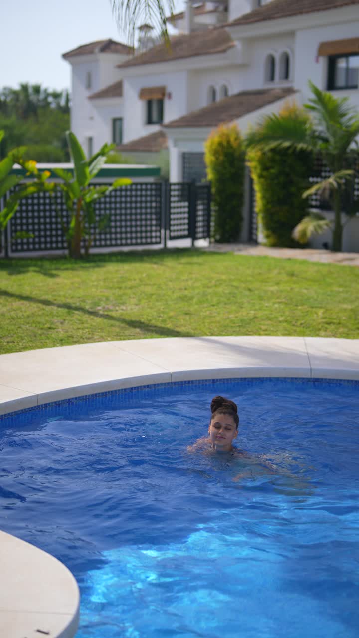 mulher a nadar numa piscina.