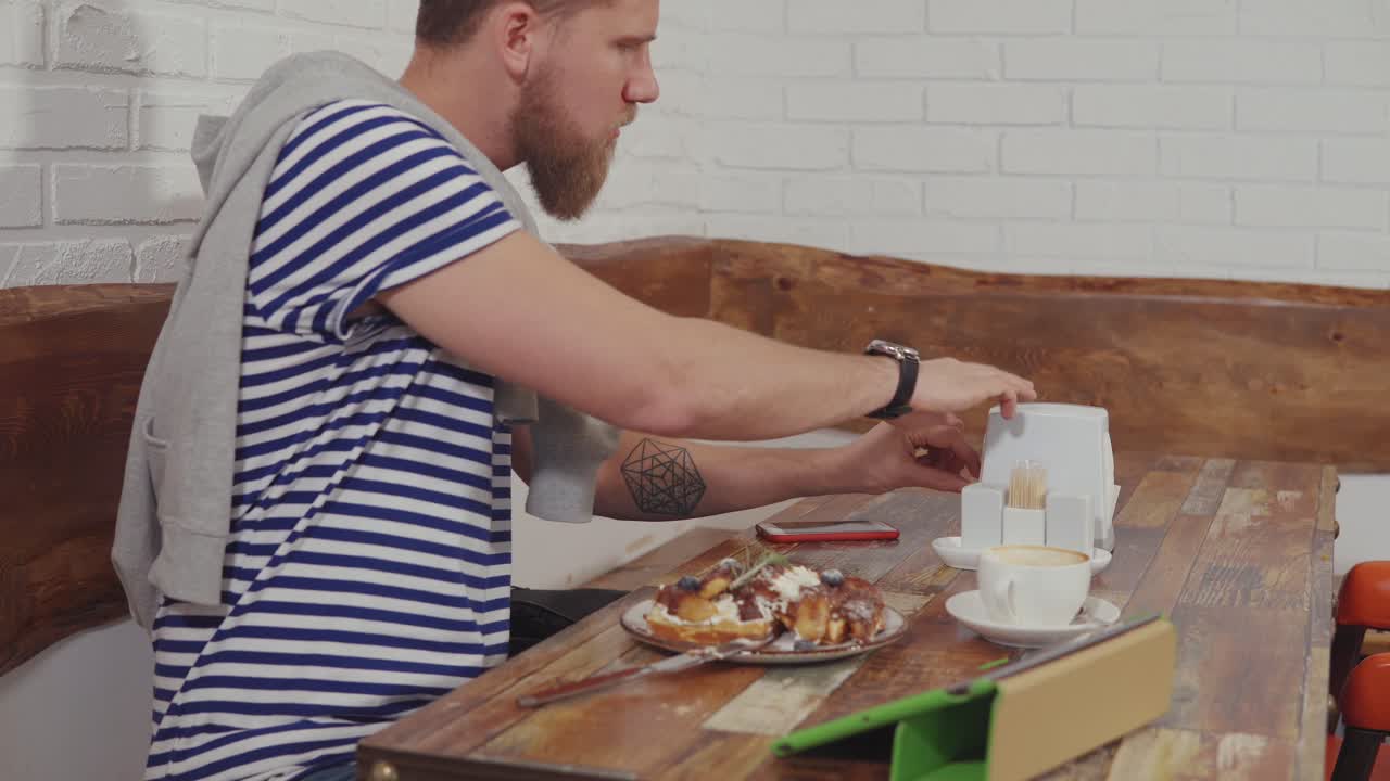 hombre comiendo postre en un café
