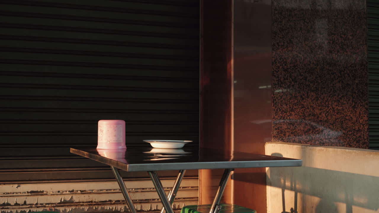 아무도 아무도 금속 식탁 거리 음식 도로변 조용한  ⁇ 빛과 해가 지는 방 ⁇  태국