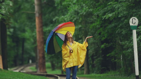 Junge-Frau,-Die-Im-Sommerregen-Spazieren-Geht