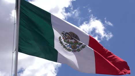 Bandera-Mexicana-En-Cámara-Lenta-Moviéndose-Con-El-Viento-En-Un-Día-De-Cielo-Azul