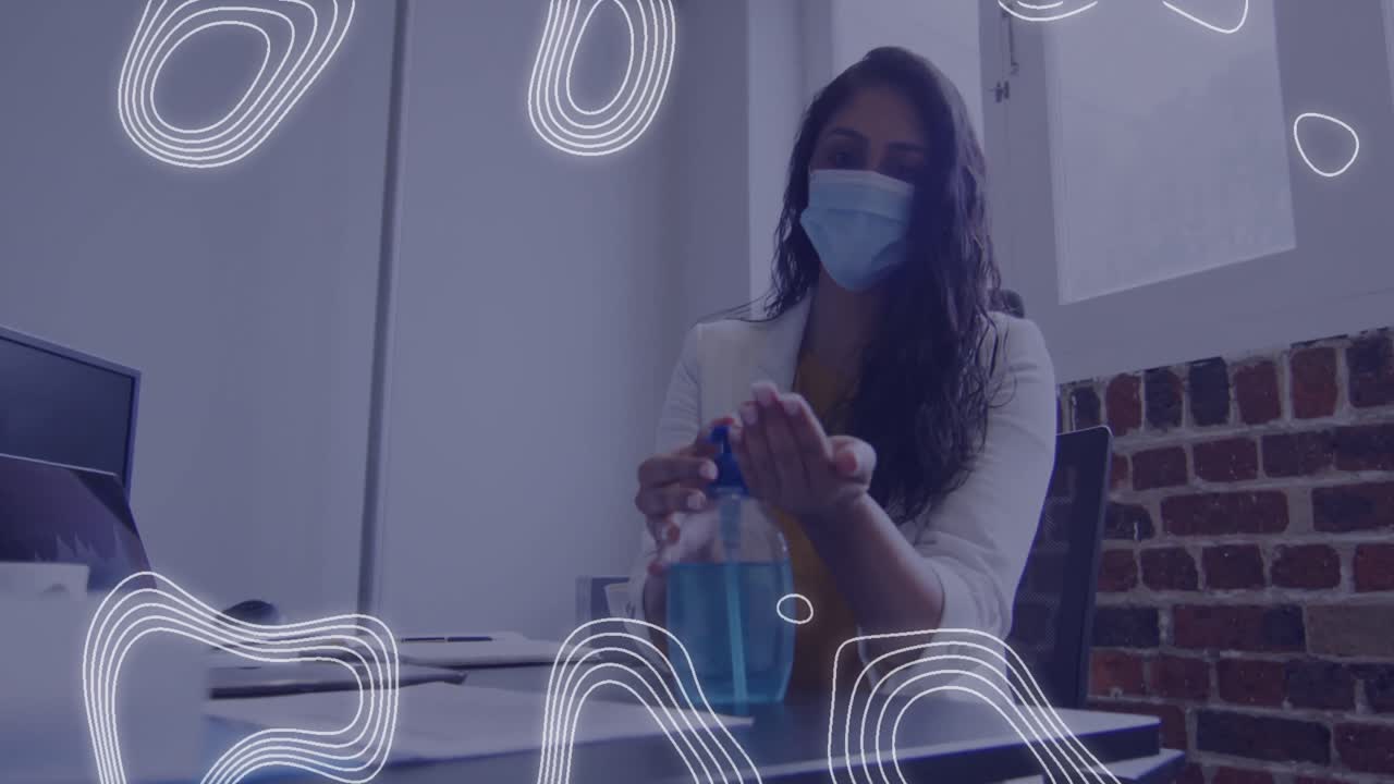 animación de líneas blancas sobre una mujer que usa una máscara facial desinfectando las manos