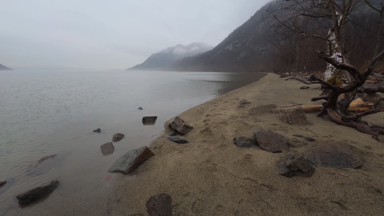 Una giornata incredibilmente bella, magica, piovosa e nebbiosa su una spiaggia del fiume Hudson, nella Valle dell'Hudson di New York, nel tardo autunno