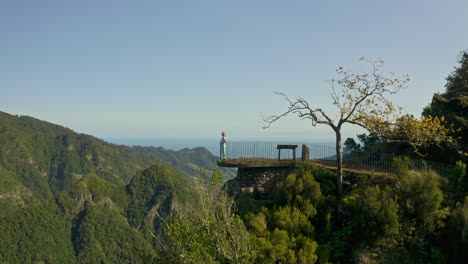 Mujer-Llegando-Al-Mirador-Panorámico-De-Montaña-Balcoes-En-Madeira