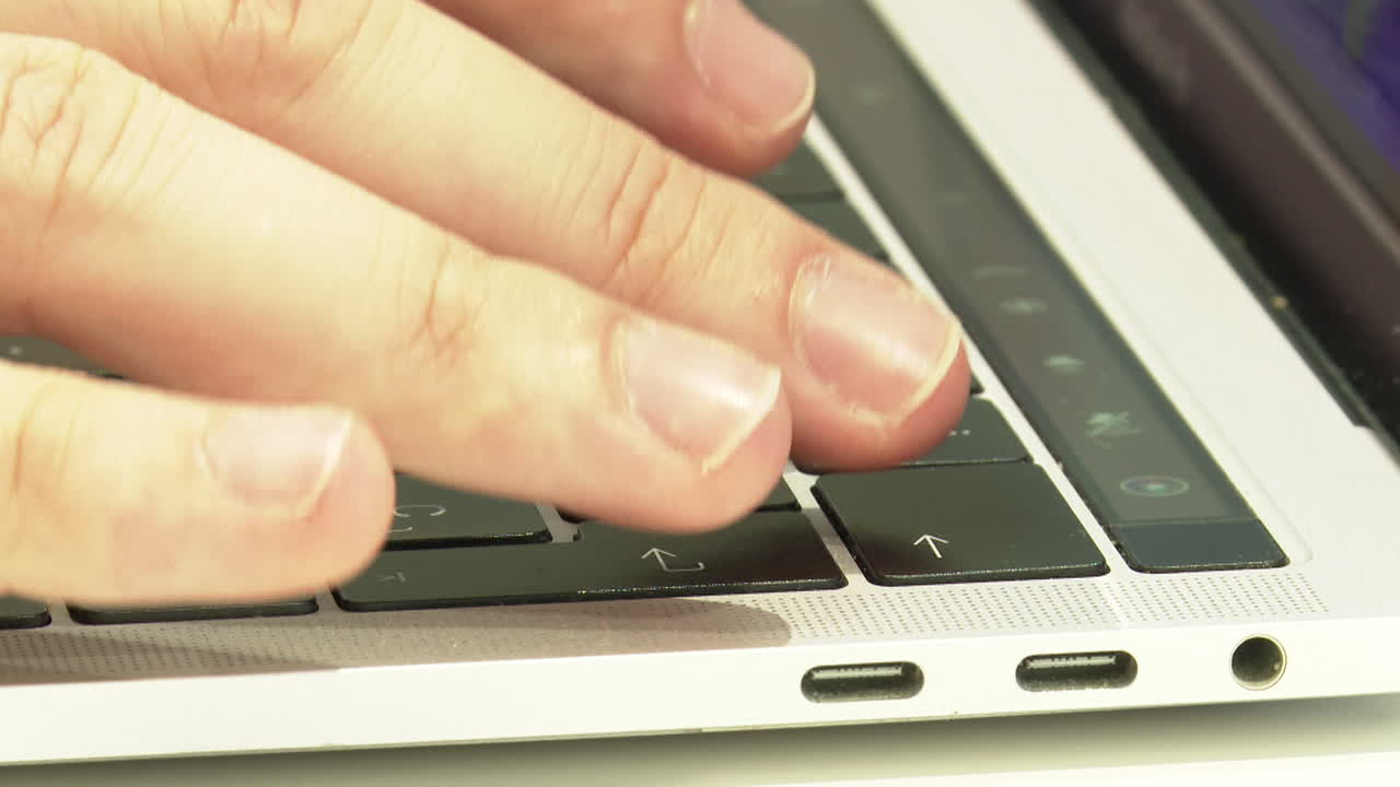 노트북 키보드에서 손으로 타이핑하는 것