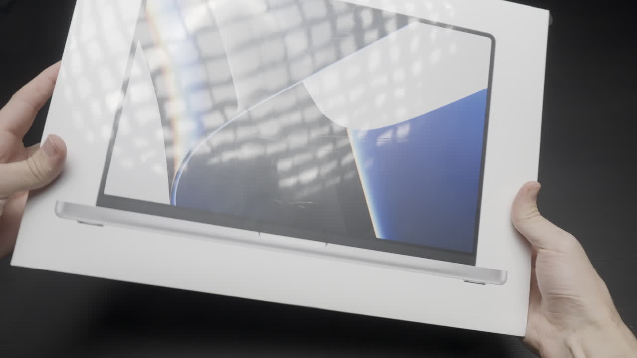 새로운 맥북 프로의 박스를 열고