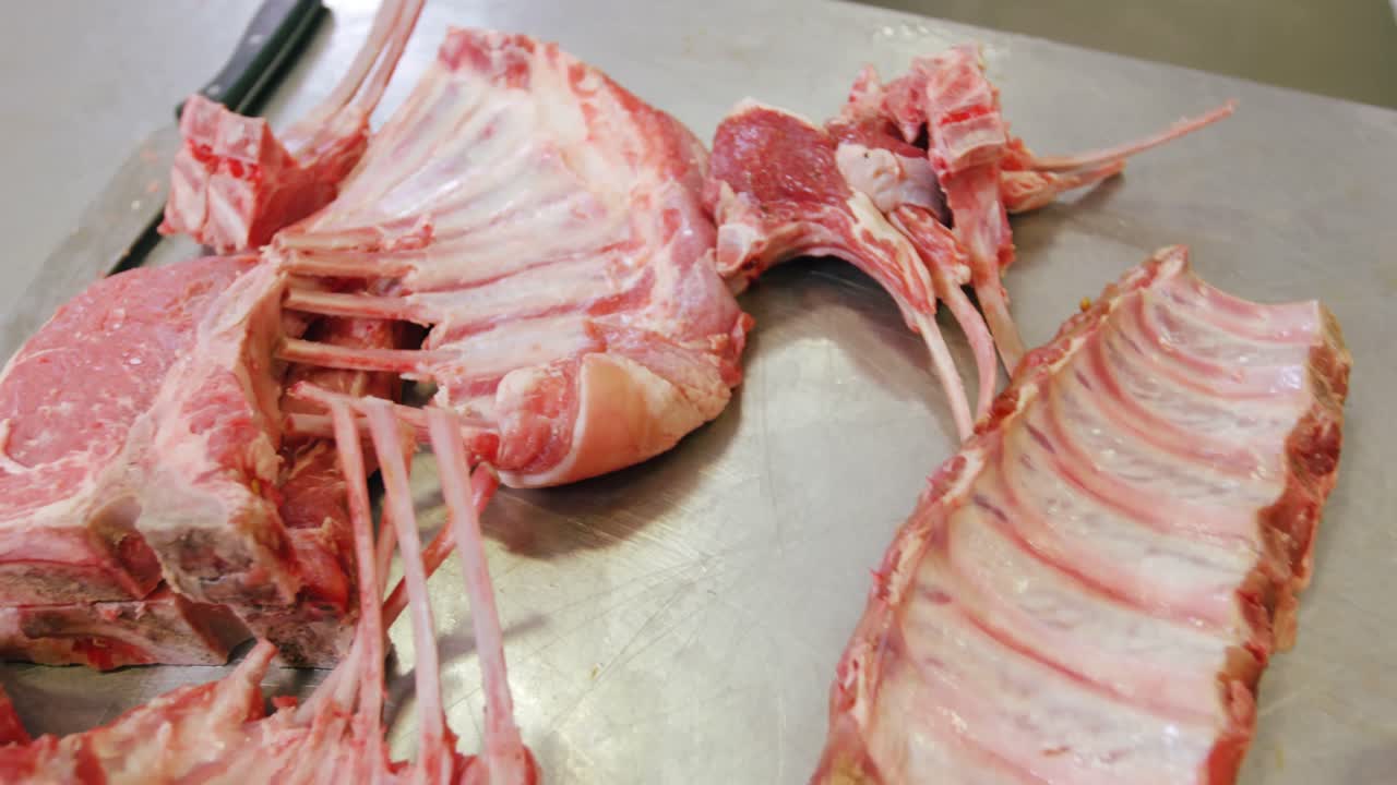 작업판 에 있는 동물 의 고기