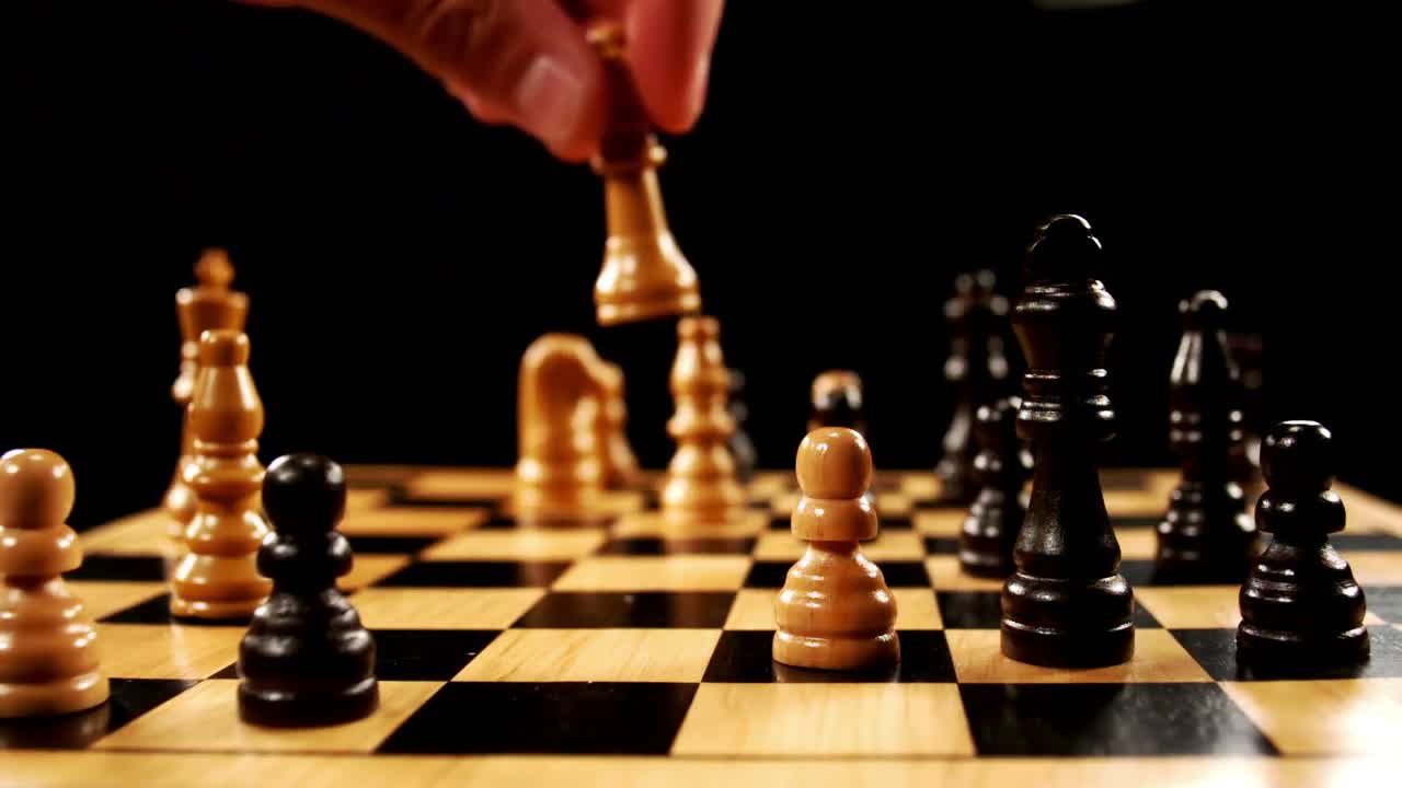 체스 플레이어가 움직임을 하고 있습니다.