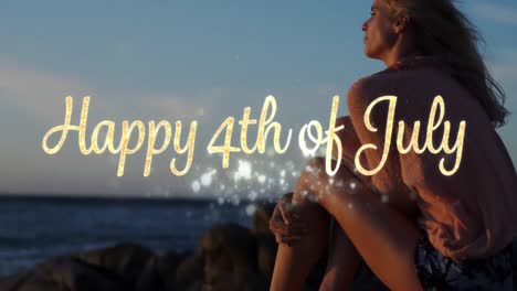 feliz 4 de julio saludo y mujer sentada en la playa
