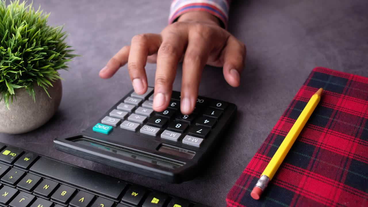 persona que utiliza una calculadora