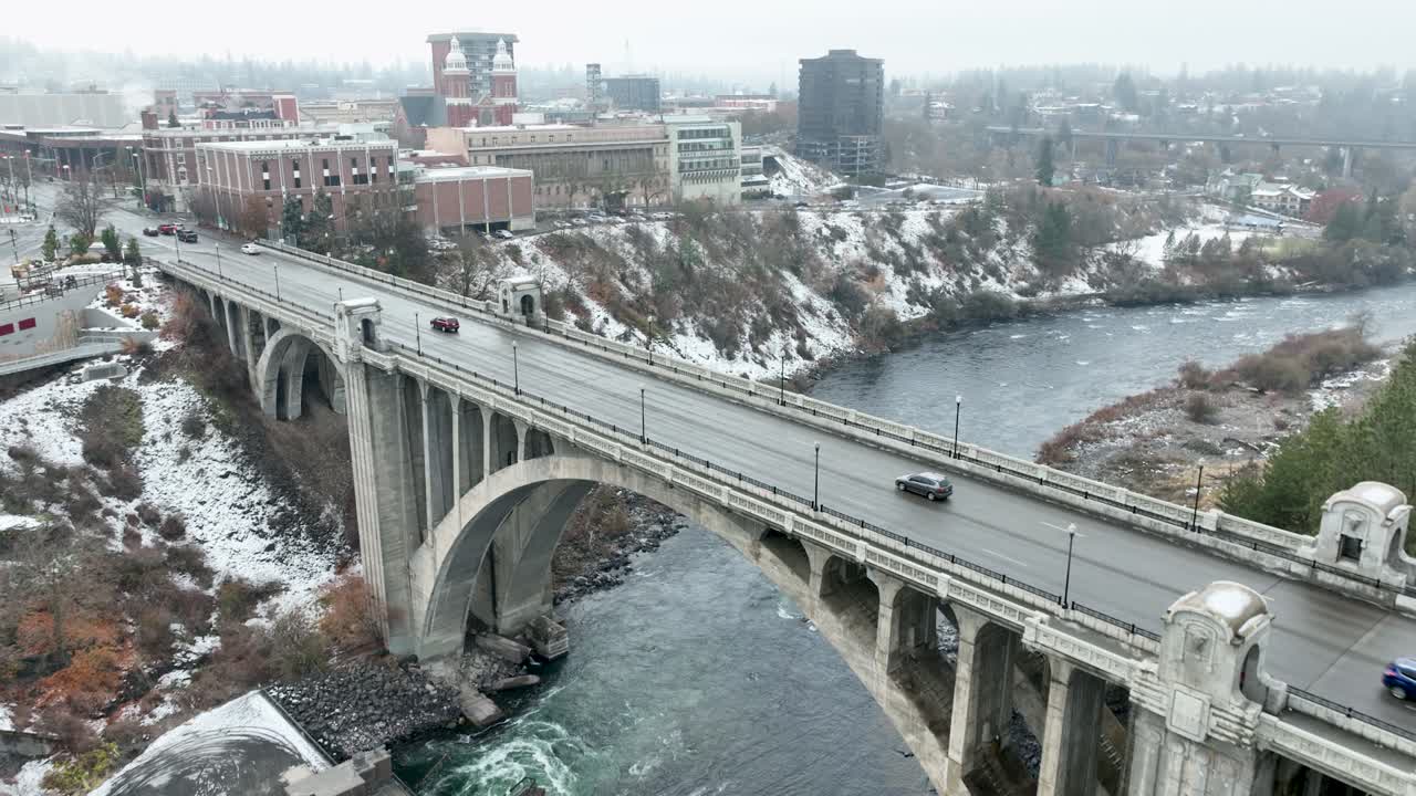 Spokane, WA'daki Monroe Street Köprüsü'ne doğru ilerleyen havadan görünüm