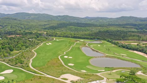 Vista-Aérea-De-Vistas-Golf-Y-Club-De-Campo-Con-Vistas-Verdes-A-La-Montaña-En-Verano-En-Santo-Domingo,-República-Dominicana