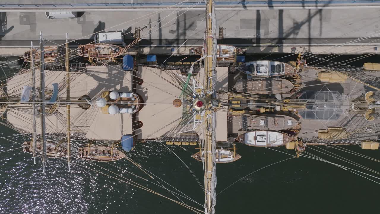 imágenes aéreas estáticas por encima de los instrumentos en la parte superior de un velero