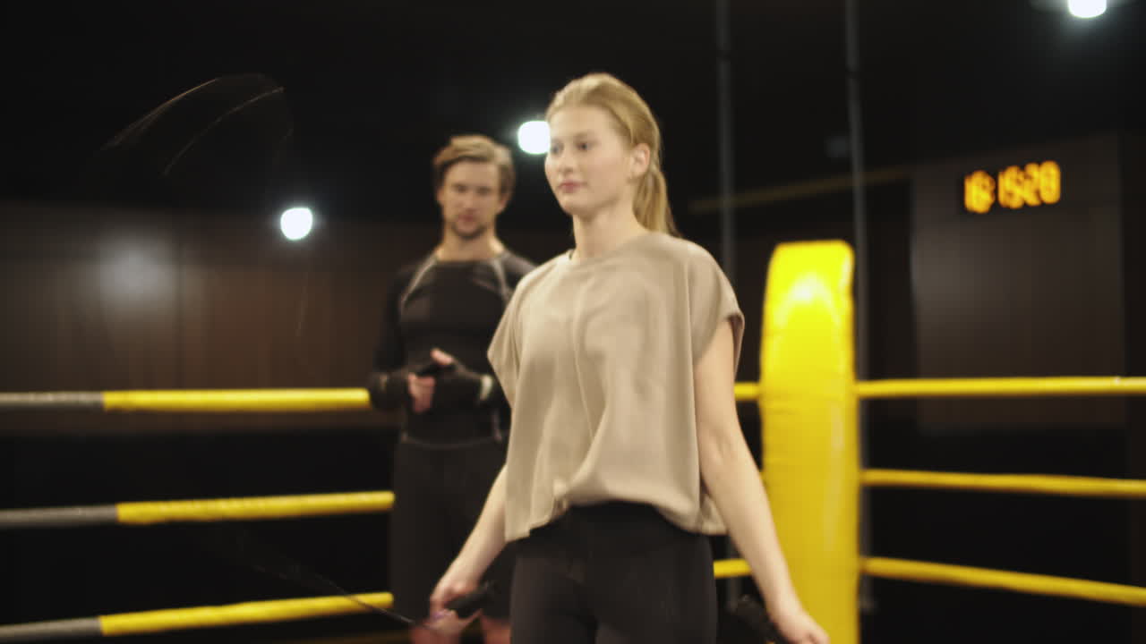 진보적 인 스포츠 여성 이 권투 링 에서 점프 를 하고 있다