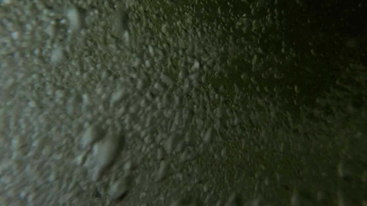 kayakista de aguas bravas se voltea boca abajo sobre una ola de surf en el río