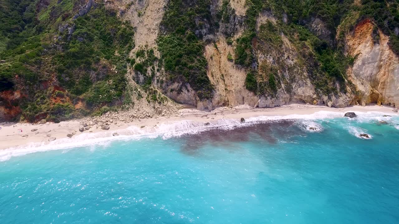 drone panorámica frente a las piedras calcáreas rocosas detrás de la aislada playa de petanoi, ubicada en la isla de cefalonia en la costa occidental de grecia