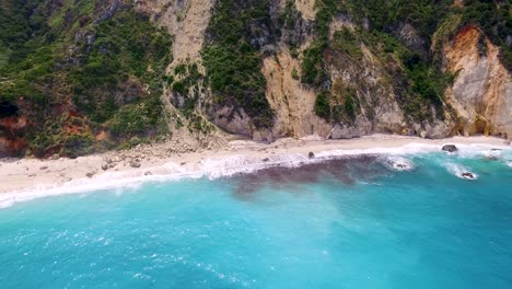 Drohnenschwenk-Vor-Den-Felsigen-Kalksteinen-Hinter-Dem-Abgeschiedenen-Strand-Von-Petanoi-Auf-Der-Insel-Kefalonia-An-Der-Westküste-Griechenlands